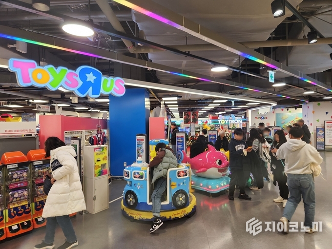 지난16일부터 롯데마트 토이저러스 잠실점 매장,에서 대규모 할인 행사 ‘해피 토이저러스데이’가 설 명절을 앞두고 막을 올렸다./사진=롯데쇼핑
