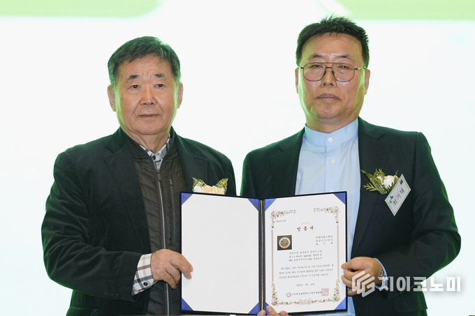 이한영 블록체인기업진흥회 회장(사진 왼쪽)과 최기재 대표가 KBEPA 인증서를 들고 기념촬영 하고 있다.