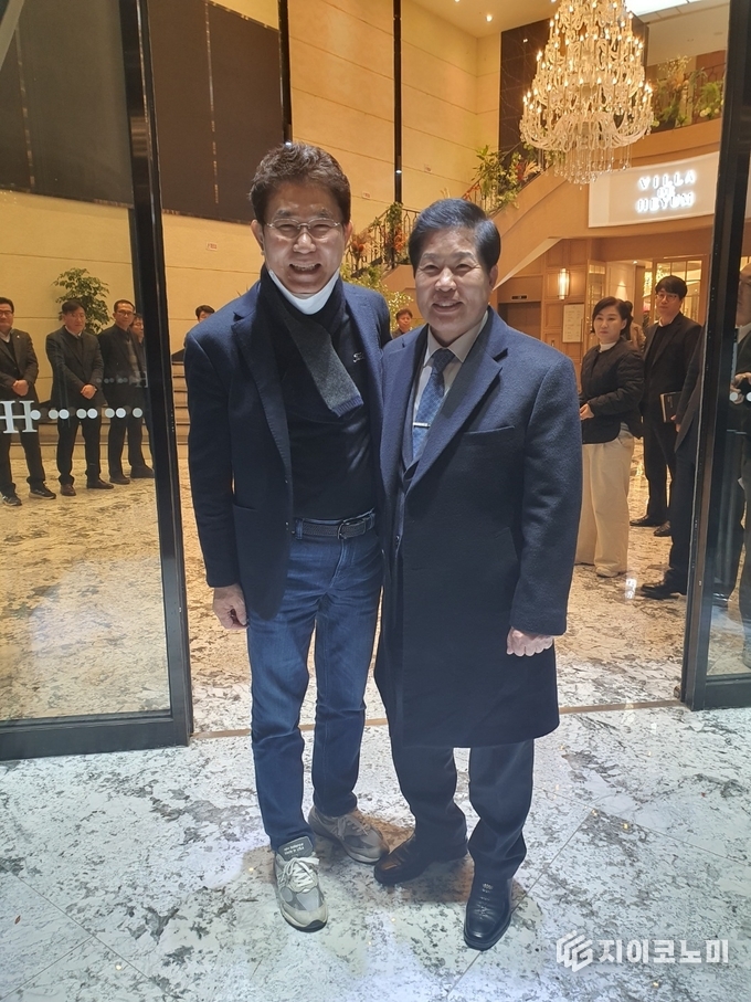 고흥군 향우회 제19대·20대 회장 이·취임식을 축하하기 위해 참석한 노관규 순천시장과 공영민 고흥군수가 나란히 포즈를 취하며 기념촬영을 했다.사진= G이코노미
