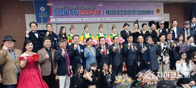 앞줄 왼쪽 다섯 번째부터 김선우 SW미디어그룹총괄대표, 조영관도전한국인본부상임대표, 장주찬 도전포럼총재, 김용호 서울시의회 도시안전건설위원회 부위원장 등 단체사진(도전한국인본부: 제공)