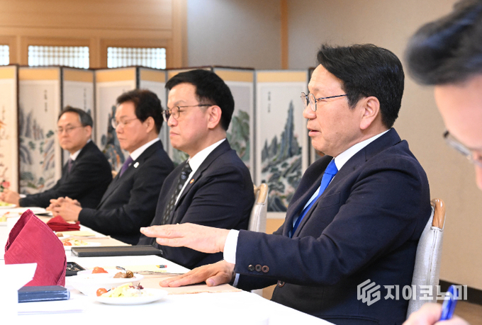 강기정 광주광역시장이 정부서울청사에서 최상목 대통령 권한대행과의 간담회에서 광주 경제 현안을 건의하는 모습. 광주광역시 제공