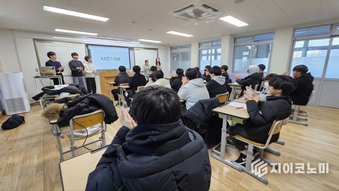 충남도 ‘카이스트 새마을봉사단’…홍주중학교 ‘찾아가는 과학교육 봉사’