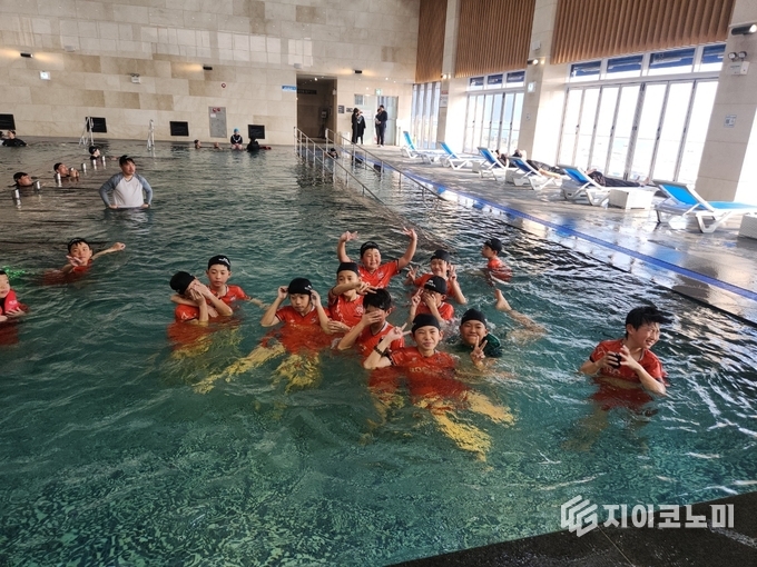 완도군을 찾은 전지훈련팀(해양치유센터를 찾은 선수들). 완도군 제공