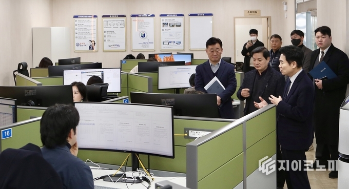 김대중 교육감이 동부권 스마트워크센터 방문해 근무 환경 개선에 대해 언급하고 있다. 전라남도교육청 제공