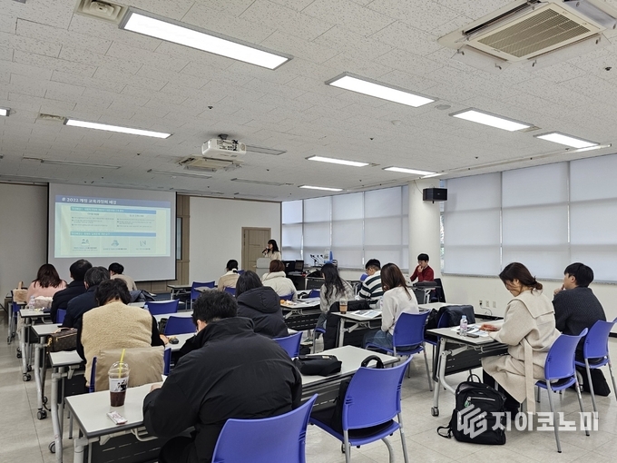 0일 전남여성가족재단에서 ‘2022 개정 교육과정 교과(군)별 연수’가 진행되고 있다. 전라남도교육청 제공