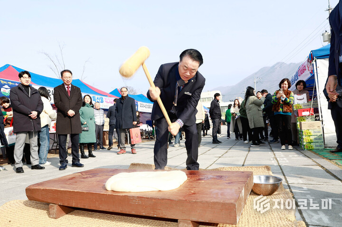 2024년 설맞이 농특산물 직거래장터.사진은 구복규 화순군수