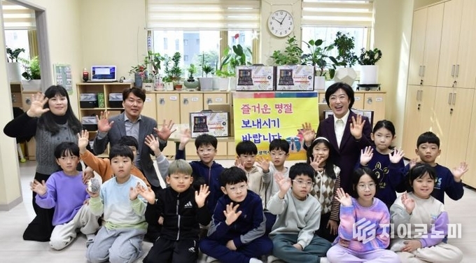 광주시의회 의장단은 20일 다함께돌봄센터를 방문해 위문품을 전달하고, 아이들을 위해 헌신적으로 봉사하고 있는 시설 관계자들을 격려했다. 광주시의회 제공