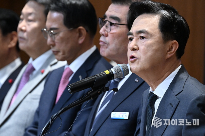김태흠 지사, 충남도 15개 시군 단체장 또는 부단체장과 기자회견