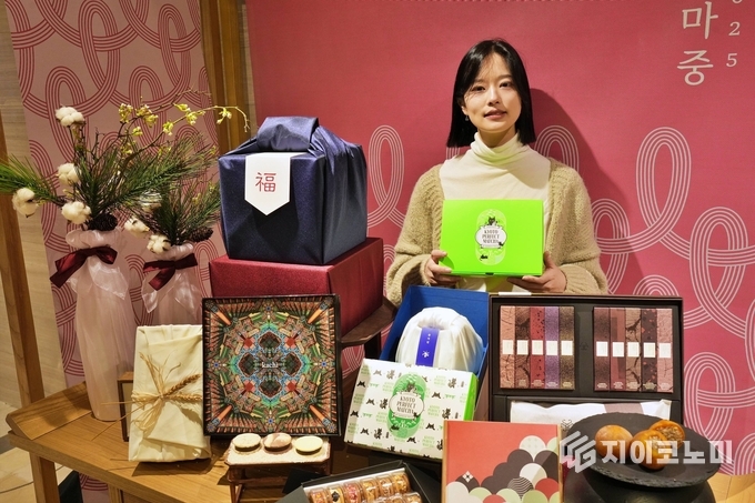 롯데백화점이 설을 맞아 선보인 세계 각국의 인기 디저트 선물 세트. /사진=롯데쇼핑