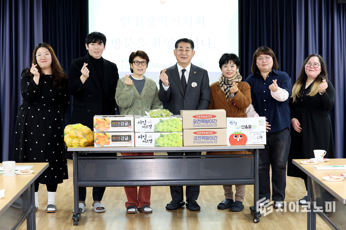 정해권 의장, 연수구 한부모 생활시설 ‘푸르뫼맘앤키즈’를 찾아 떡과 과일 등 위문품 전달