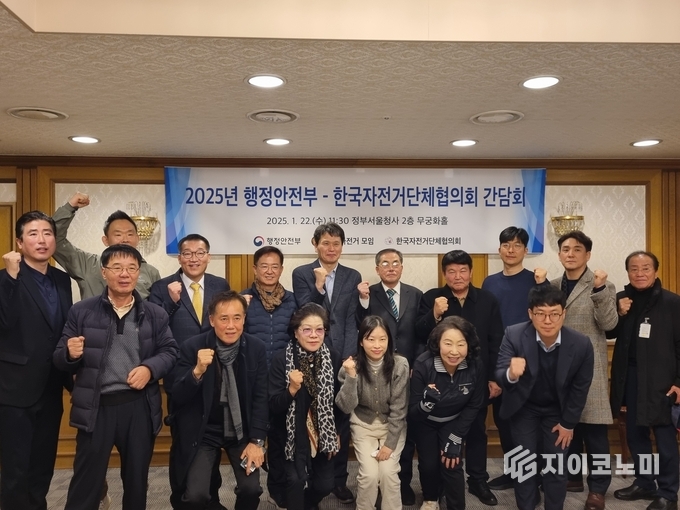 김선우 국토자전거인프라연대대표, 이용빈 전국회의원, 신기동 행안부 새마을발전협력과장, 한만정 한자협 대표, 오남진 국토종주자전거길안전지킴이단연대 대표, 조진영 행안부자전거 팀장 등 단체사진(한국자전거단체협의회: 제공)