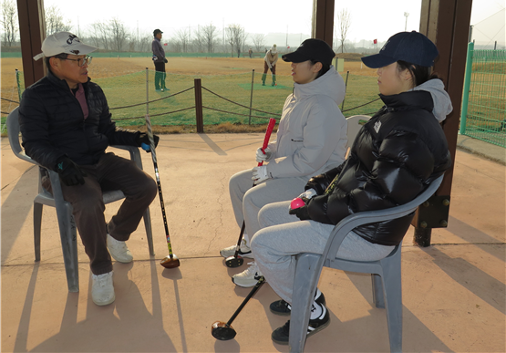 논산파크골프협회 김현수 파크골프 지도강사가 학생들에게 안전수칙 등에 대해 설명하고 있다.