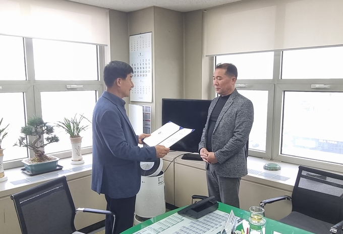 (왼쪽)장환식 부천시 주택국장이 대한주택건설협회 경기도회 김호님께 표창장 수여를 하고 있다. (사진=부천시)
