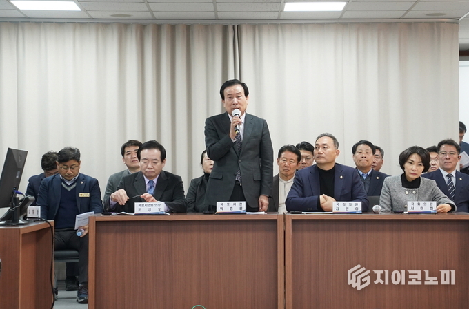 박홍률 목포시장이 설 연휴 종합상황실을 찾아 직원들에게 철저한 대응을 당부하고 격려하고 있다.목포시 제공