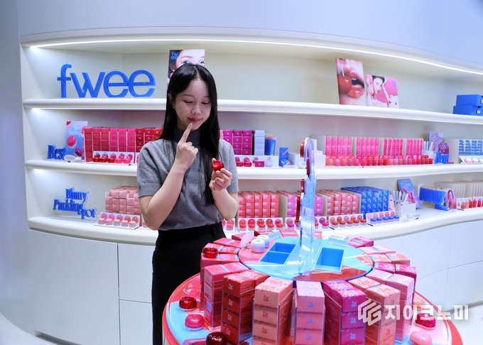잠실 롯데월드몰 지하1층 ‘퓌(fwee)’ 매장에서 고객이 상품을 체험하고 있다. /롯데백화점