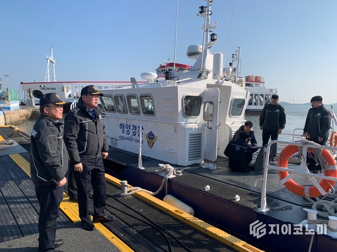 이종욱 안전총괄부장이 설 연휴 안전관리 점검을 하고있다, 서해지방해양경찰청 제공