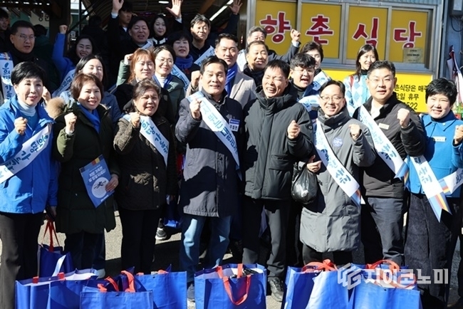 주철현 민주당 전남도당 위원장(가운데)을 비롯한 시도 의원들이 25일 순천시 웃시장에서 장보기를 마친 뒤 기념 촬영을 하고 있다.