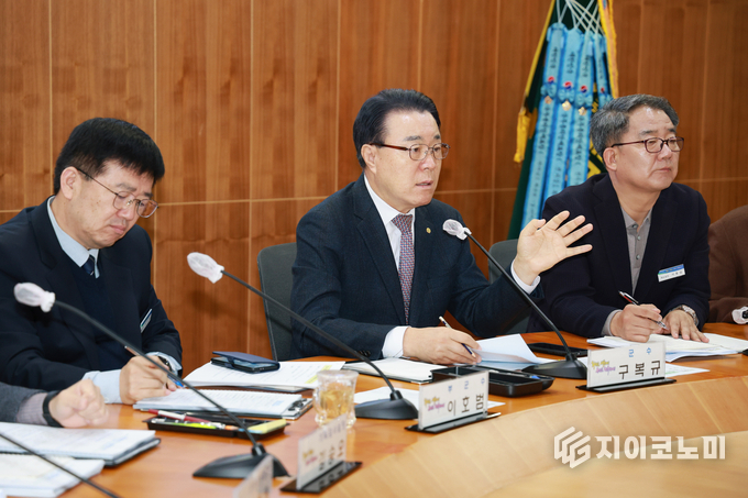 구복규 군수가 설 연휴를 앞두고 공직자들에게 청렴 실천과 공직기강 확립을 당부했다. 화순군 제공