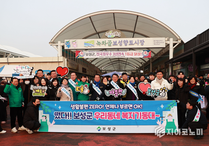 김철우 보성군수와 보성군청 직원, 캠페인 참여자들이 겨울 장갑을 나누며 복지위기가구 발굴에 동참하고 있는 모습. 보성군 제공