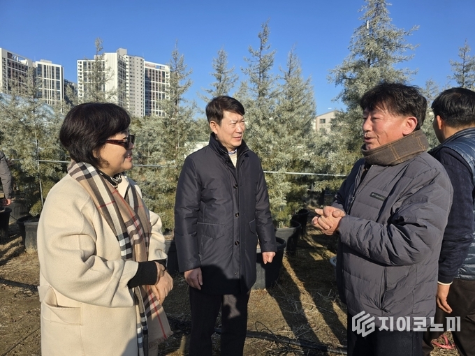 블루아이스 농장에서 좌) 국제청년환경연합회 황유경(샘샘 대표) 재정위원장, 김승대 사업총괄위원장이 오그린 김종민 대표에게 설명 듣고 있다./뉴스아이이에스