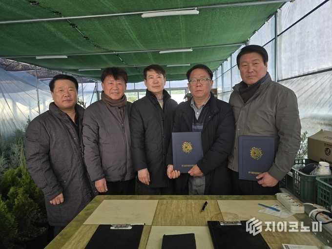 블루아이스 나무 공급계약 후, 좌)뉴스아이이에스 정길종 발행인, 오그린 김종민 대표, 국제청년환경연합회 김승대 사업총괄위원장, 오창근 부회장, 김석훈 총재 기념사진/뉴스아이이에스