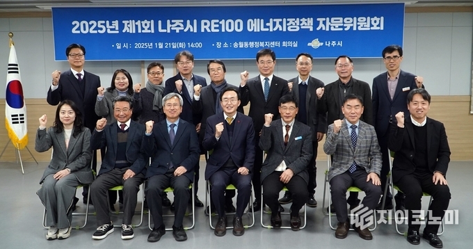 나주시가 2025년 제1회 나주시 RE100 에너지정책 자문위원회를 개최하고 제2기 자문위원 14명을 위촉했다. 윤병태 시장과 자문위원들이 기념촬영을 하고 있다. 나주시 제공