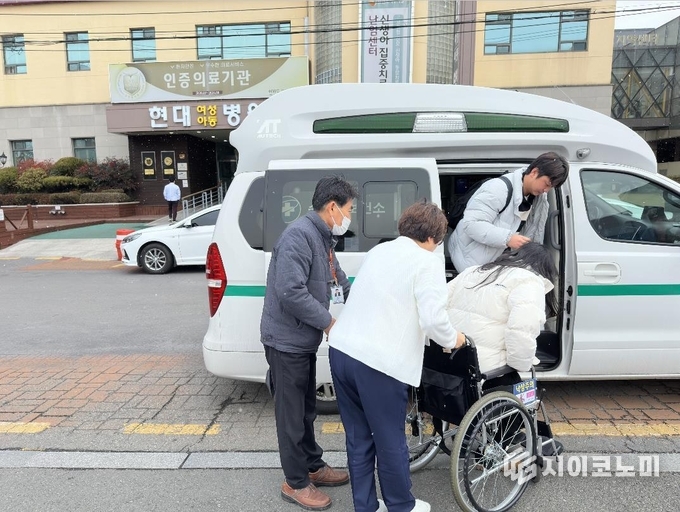 순천시보건소에서 구급차와 의료진을 파견시켜 산모의 안전한 이송을 돕고 있다. 순천시 제공