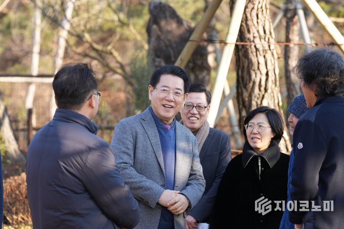 김영록 전라남도지사가 30일 구례 광의면 ‘반야원’ 정원을 방문, 현황을 청취하고 현장을 둘러보았다. 전라남도 제공