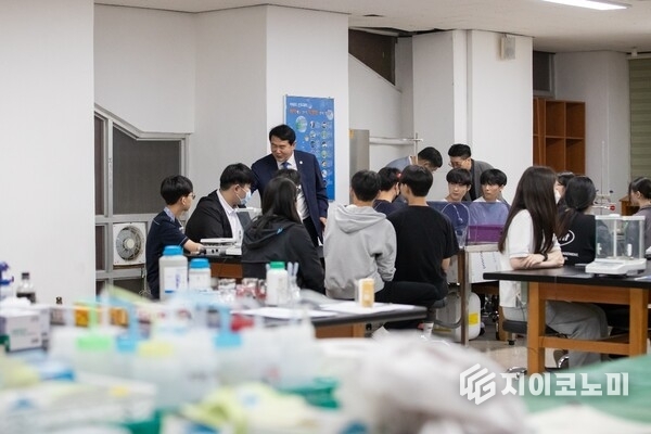 지난 2023년 꿈꾸는 공작소 1기를 격려하는 이정선 교육감. 광주광역시교육청 제공