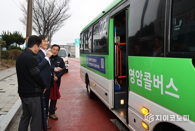우승희 영암군수가 영암콜버스 운행 현장에서 대중교통 혁신을 설명하는 모습. 영암군 제공