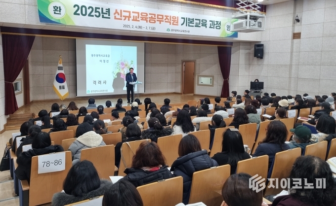  ‘신규 교육공무직원 기본교육 과정’에서 격려사를 하고 있는 이정선 교육감.광주광역시교육청 제공