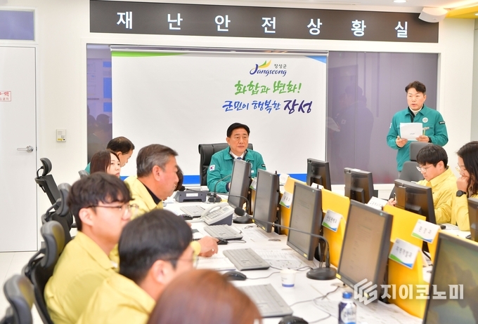 김한종 장성군수가 4일 재난안전대책본부 회의에서 폭설 대응에 만전을 기할 것을 주문하고 있다. 장성군 제공