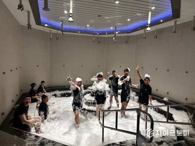 대만 관광객들이 완도해양치유센터에서 해조류 거품 테라피를 체험하는 모습. 완도군 제공