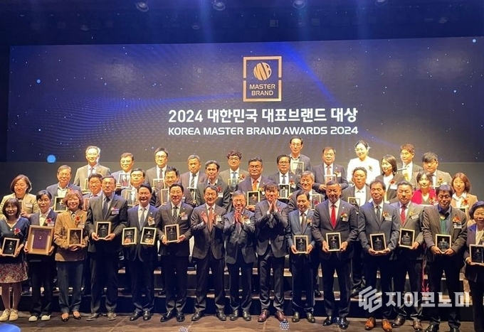 ‘2024 국가대표브랜드 대상’에서 마이스(MICE) 도시 부문 대상을 수상하고 기념 촬영하는 모습. 여수시 제공