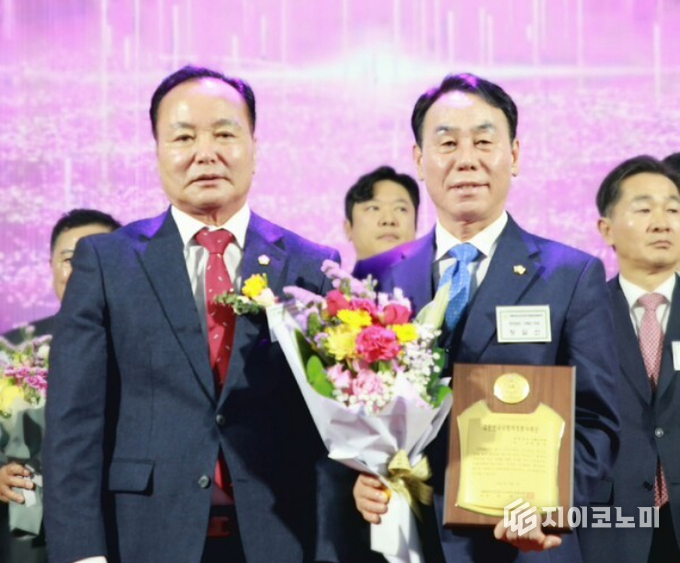 일 대한민국지방의정봉사대상을 수상한 장길선 구례군의장(오른쪽). 구례군의회 제공 