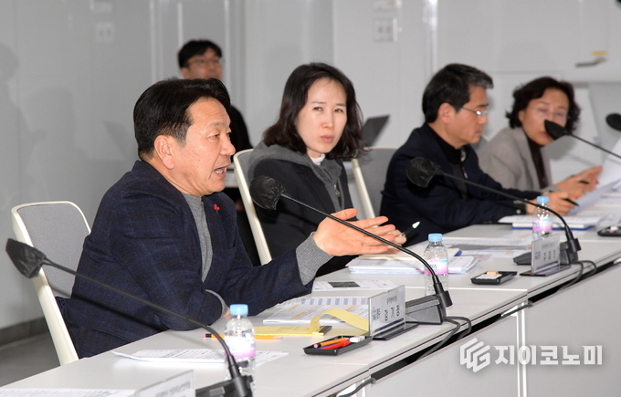 강기정 광주광역시장이 지난 5일 오후 시청 소회의실에서 트럼프 2기 출범에 따른 광주시 대응방안을 논의하고 있다. 광주광역시 제공