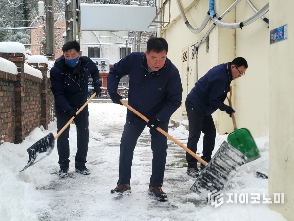 김산 군수(가운데)와 간부 공무원들이 무안읍 시가지에서 제설 작업을 하고 있다. 무안군 제공