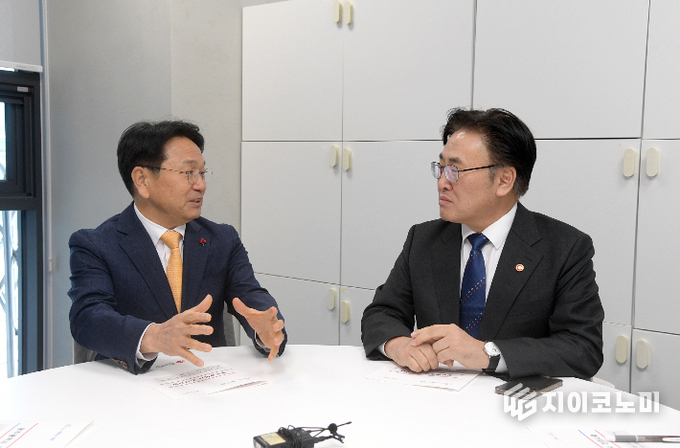 강기정 광주시장이 6일 오전 광주AI집적단지 내 국가AI데이터센터에서 유상임 과학기술정보통신부 장관과 만나 환담을 나누고 있다. 광주광역시 제공