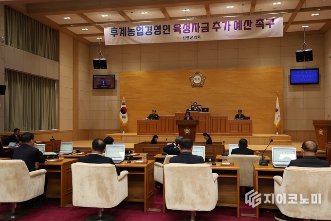 2월 7일 열린 제1차 본회의에서 고인숙 의원이 대표 발의한 '후계농업경영인 육성자금 배정 운영 대책 마련 촉구 건의안'이 채택됐다. 본회의 진행 모습. 신안군의회 제공