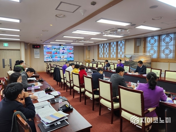지난 4일, 신안군청 영상회의실에서 제11회 정원관리부서장 협력회의를 개최했다. (14개 읍면장은 화상으로 참석하고 있다.) 신안군 제공
