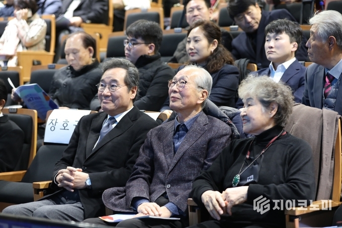 이낙연 전 국무총리는 10일 광주에서 열린 시국토론회 전, 정찬용 전 청와대 인사수석과 대화를 나누며 제7공화국을 위한 정치적 논의를 이어갔다. 새미래민주당 제공
