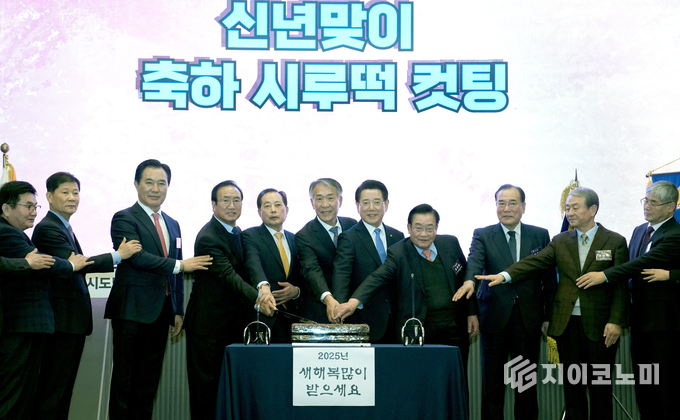 김영록 전라남도지사가 12일 오후 서울 더리버사이드호텔에서 열린 광주전남시도민회 2025년 신년 인사회에 참석해 주요 내빈들과 축하떡을 자르며 기념촬영을 하고 있다. 전라남도 제공