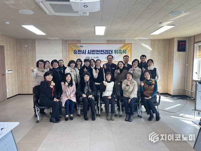 순천시, 안전교육 민간강사 '시민안전리더' 위촉식 기념 단체사진 촬영.
