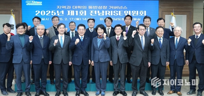 김영록 전라남도지사가 17일 도청 서재필실에서 열린 ‘2025년 제1회 전남 RISE위원회’에 참석, 참석자들과 기념촬영을 하고 있다. 전라남도 제공
