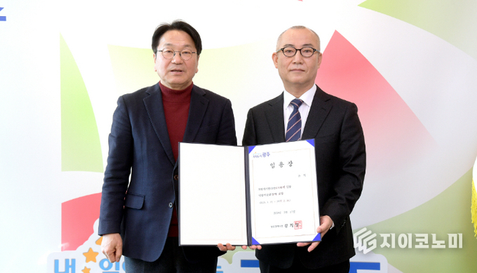 강기정 광주광역시장이 17일 오전 시청 3층 접견실에서 윤익 신임 시립미술관장에게 임명장을 수여한 후 기념촬영을 하고 있다. 광주광역시 제공 