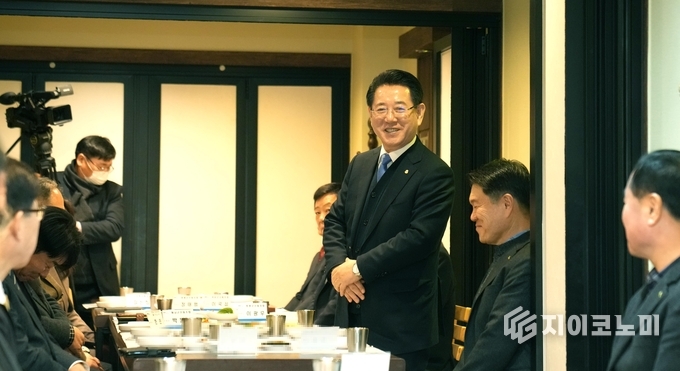김영록 전라남도지사가 17일 목포에서 열린 ‘2025년 전남 산림조합 소통간담회’에 참석, 산림사업 협력체계 구축 방안을 논의하고 있다. 전라남도 제공