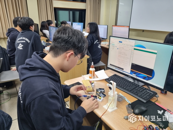 광양제철고 (SW융합메이커톤) 교내 대회에서 코딩을 통한 하드웨어 메이킹 활동. 포스코교육재단 제공