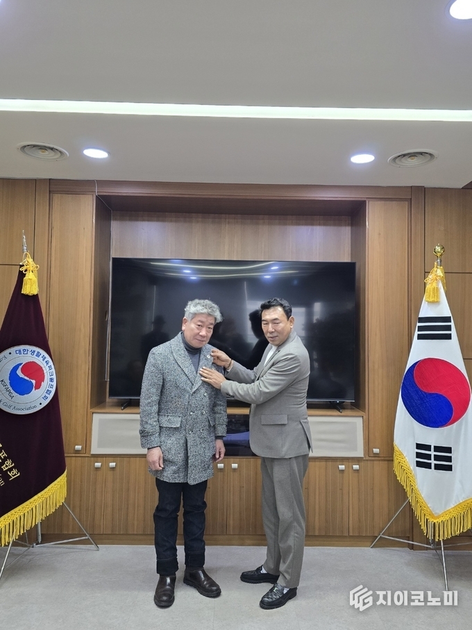 김명국 배우와 대한생활체육회·파크골프협회 박창완 회장 기념사진