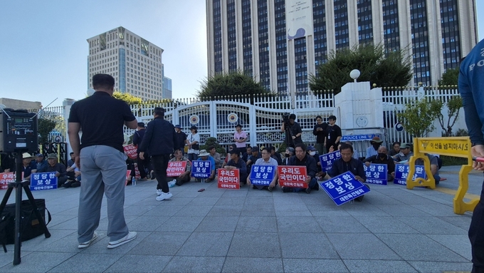 대한육견협회가 개식용 금지 정책에 반발하는 시위 중이다. 