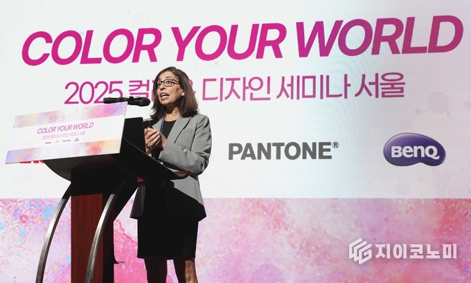 오라 솔로몬 팬톤 부사장이 The Power of Color를 주제로 발표하고 있다. (사진=이창희 기자)